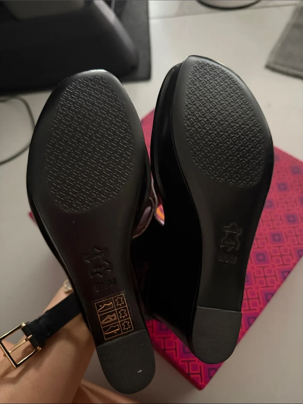 Tory Burch Black Leather Wedge Sandals NWT - Picture 5 of 5